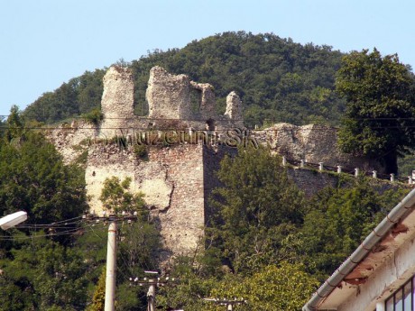 hrad Modrý Kameň